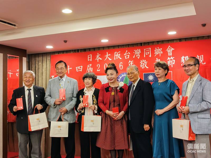 活動中頒發敬老禮品予75歲以上長者會員。
