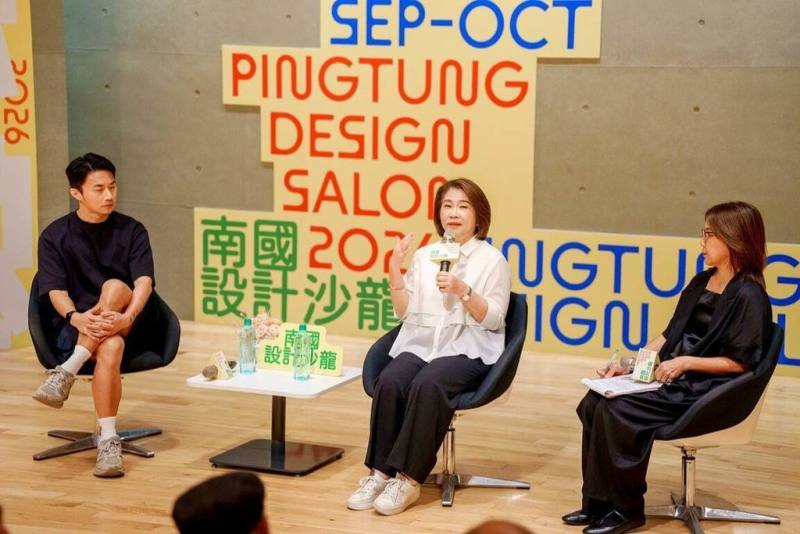 2026南國設計沙龍17日起登場，屏東縣長周春米（中）與知名設計師聶永真（左）同台以「設計扎根，打造城市品牌的實踐美學」為題展開對談。（屏東縣政府文化處提供）