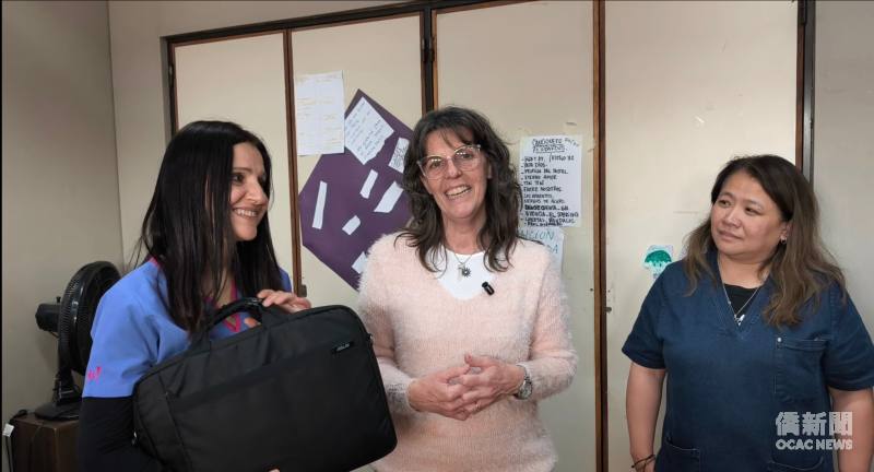 Fernanda Inchausti(中)、Paula Zettler(左)及林怡君(右)，向僑聯會一行介紹復健及音樂治療工作，並感謝臺灣僑界持續提供實際協助。