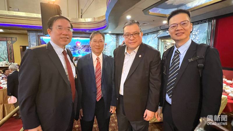 波士頓僑務委員陳仕維（右二）和紐英崙中華公所主席雷國輝（左二）感謝駐波士頓辦事處組長黃耀良（左一），波士頓文教中心主任康雅雄（右一）支持僑社活動。