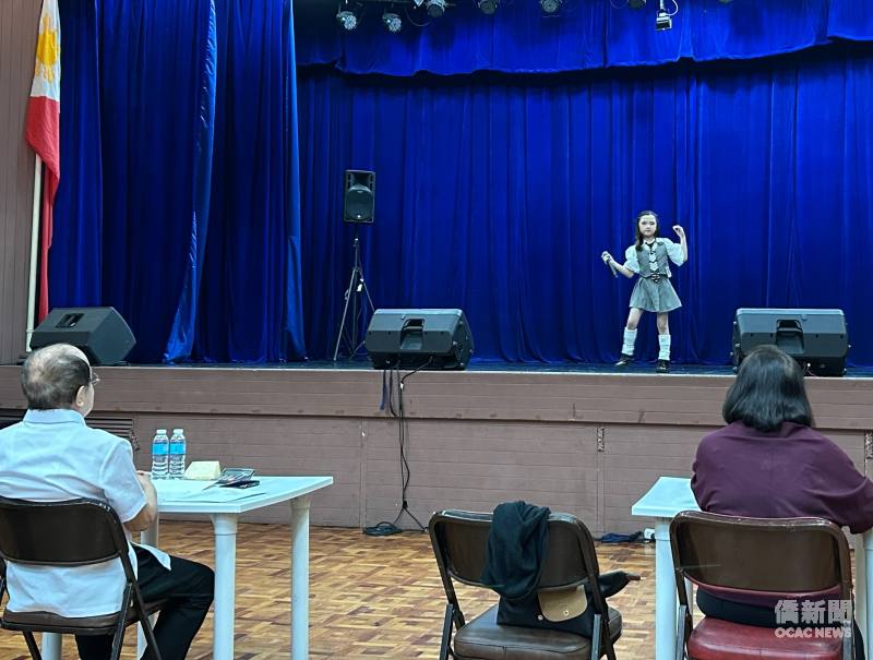 參賽學生登臺演唱華語歌曲，以歌聲、華語發音及舞臺表現展現平日學習成果，評審老師專注聆聽評選。