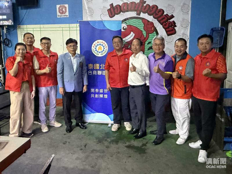 北欖商會重要幹部與蒞臨貴賓合影，由左至右為：侯錦芳、林忠俊、監事長葉讚德、陳漢川、余奕錦、許世榕、臺商總會秘書長張正杰、吞武里臺商會會長林道均、北欖臺商會副會長陳毅