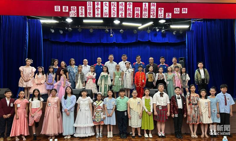 參加「115年雙十節學生國語歌唱比賽」的僑校學生與貴賓、師長合影，展現菲華學子青春活力與華語學習成果。