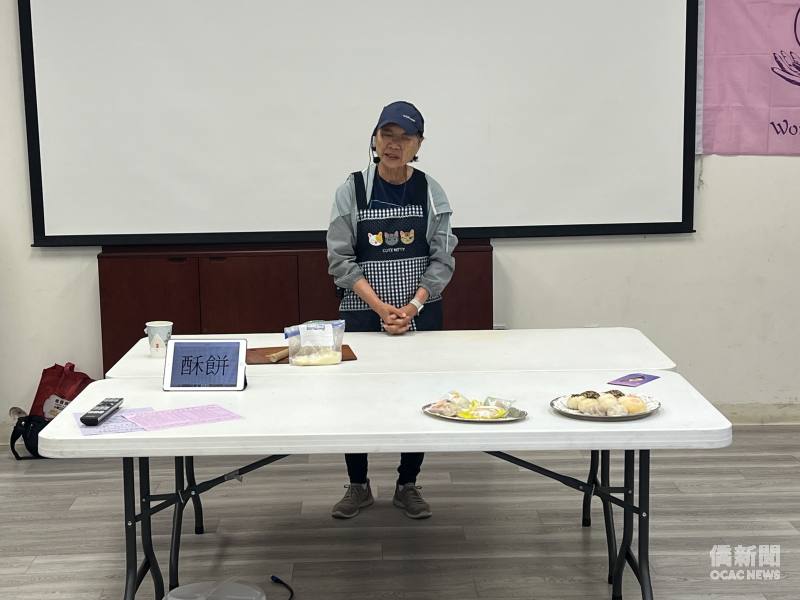 媽媽教室陳麗英示範說明中秋傳統糕點。