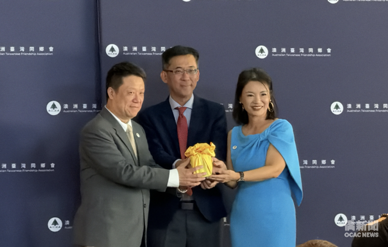 駐雪梨辦事處處長許柏逸(中)監交澳洲台灣同鄉會新(左：徐金禮)、舊任(右：謝明君)會長交接