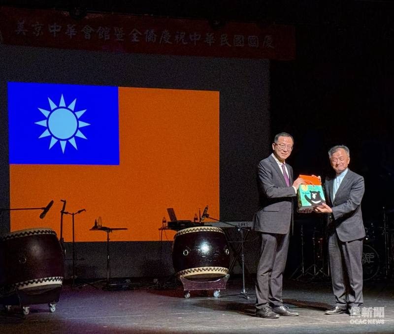 美京中華會館主席徐腕佑(左)與國慶文化訪問團團長邱太三(右)互贈禮品