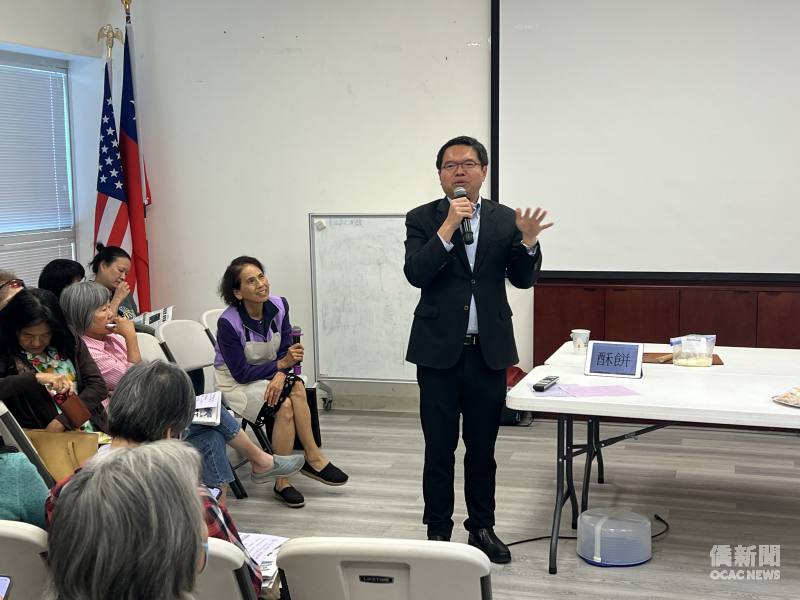 金山灣區文教中心主任王偉讚鼓勵媽媽教室會員申請「i僑卡」