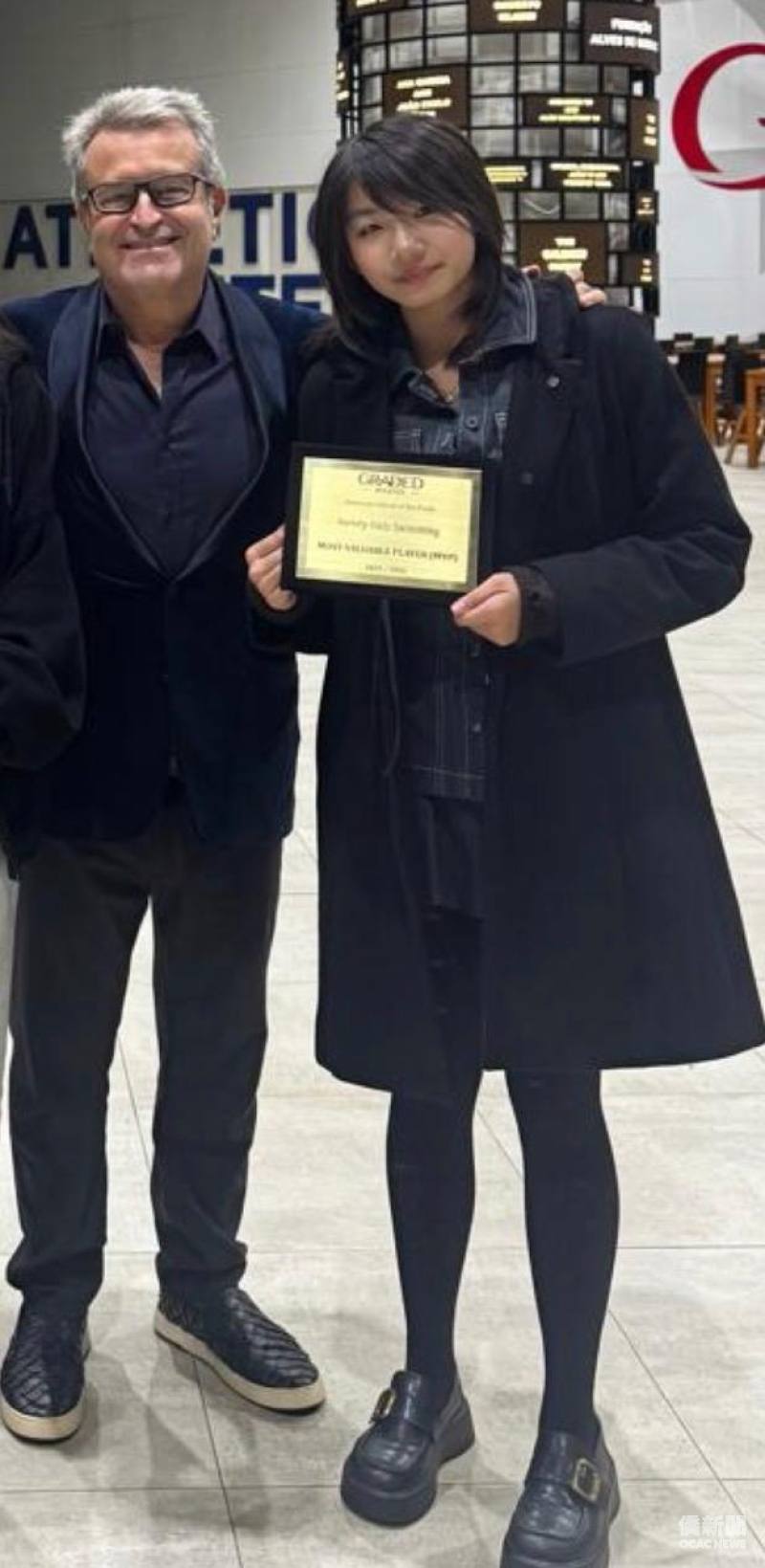 張慶庭(右)今年再次獲巴西美國學校Graded American School年度最佳運動選手。左為張慶庭的教練，世界奧運游泳銀牌得主Ricardo Prato