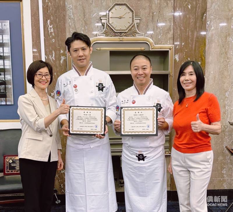On behalf of TCML-Baltimore, Board Chair Eugenia Henry and Principal Ponnie Pai jointly presented certificates of appreciation to chefs Ko-Chin Chang and Kai-Yuan Lu