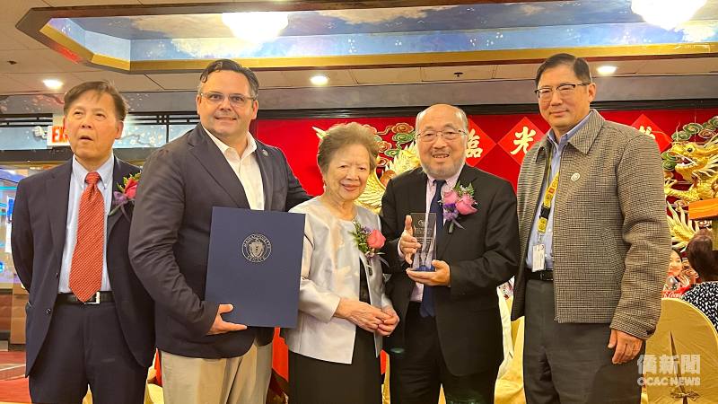 麻州參議員Nick Collins(左二)和中華耆英會董事長陳建立（左一），行政主任梅伍銀寬（中）一起頒發傑出教育領袖獎給黃伯勳（右二）。旁為提名人，昆士高中校長張可仁。
