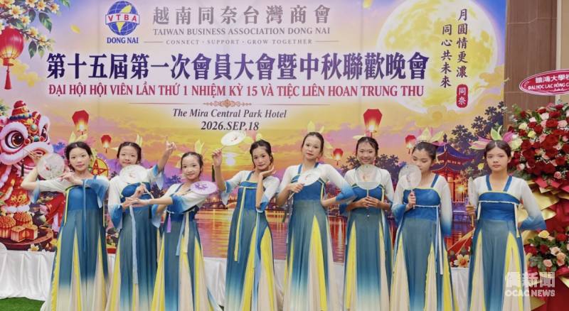 同奈省清平華文學校學生身穿古典服裝，帶來精彩舞蹈表演，展現中華文化之美