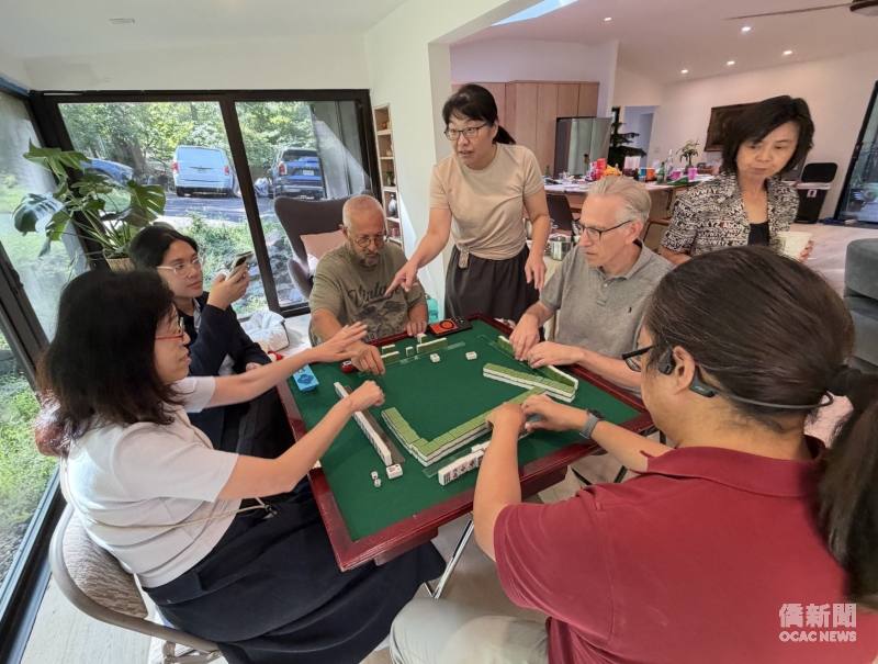 新海TCML老師毛立楓講解臺灣十六張麻將規則，並帶領學生進行實戰練習，現場互動熱絡。