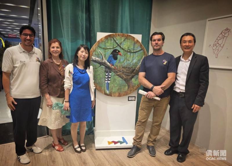 臺灣策展人李孟勳（左3）、蔡孟唐（右1）在巴西藝術家作品前合影。