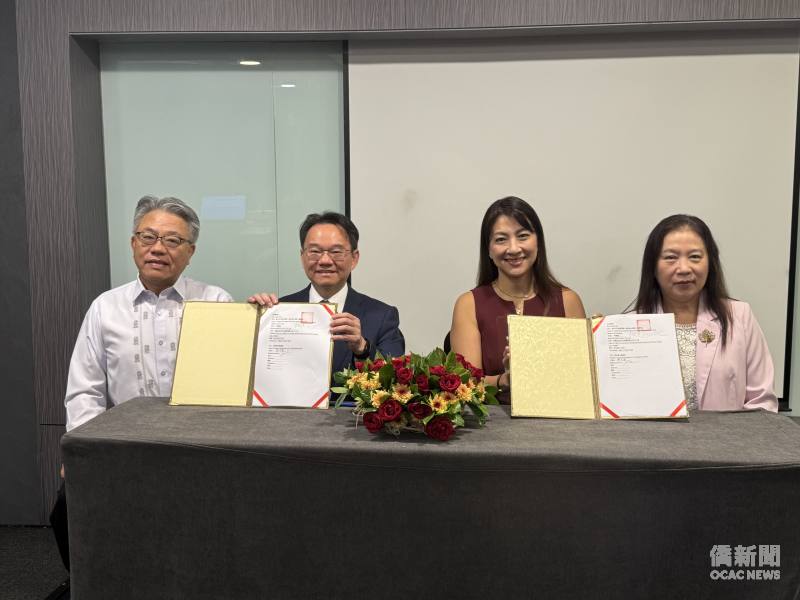 臺北市立萬芳醫院院長李岡遠（左2）與菲律賓臺商總會總會長謝佳蓁（右2）完成醫療合作備忘錄簽署，並由駐菲律賓代表處公使楊登仕（左1）及外貿協會服務業推廣中心主任張雅嬋（右1）共同見證。