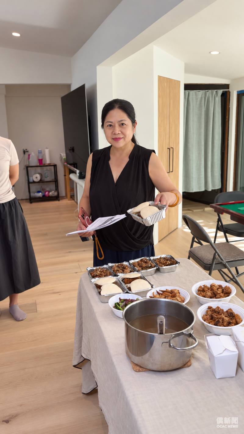 新海TCML主任江海寧以「鹹酥雞、刈包與牛肉麵」為主題，用英文介紹料理食材、做法及相關飲食文化，並將華語學習融入美食體驗。