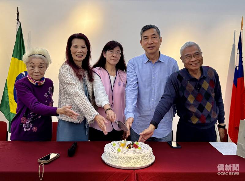 左起：剪紙達人林呂千慧、巴西華人資訊網創辦人支黃秀莉、至善語言學校校長趙士縈、僑務諮詢委員張宏昌、僑務顧問廖世秉一起合切教師節蛋糕