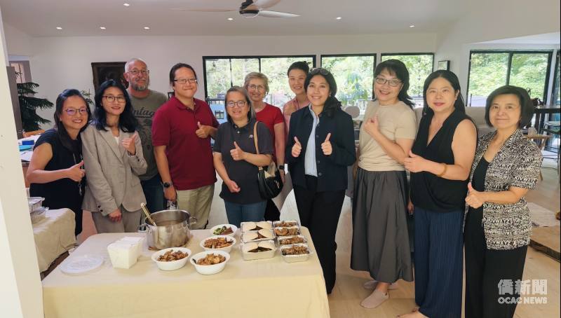 新海中文學校臺灣華語文學習中心（TCML）舉辦「臺灣好食×華語好學」文化課，師生一同品嚐多樣臺式美食，在味蕾體驗中認識臺灣文化。