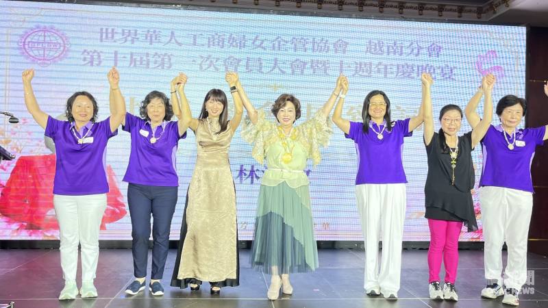 世華總會總會長林淑敏感謝歷任會長一路以來的付出與貢獻，並致贈紀念品，向歷屆會長表達感謝與敬意。