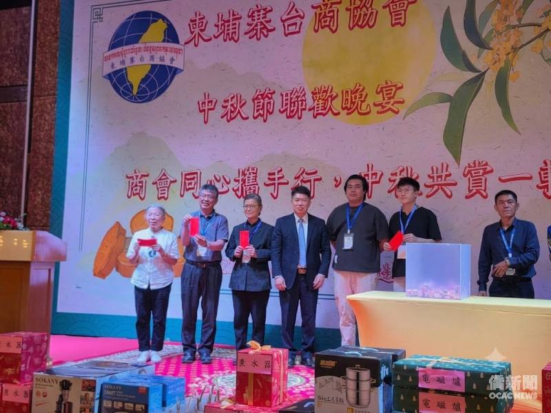 駐胡志明市辦事處處長韓國耀（左4）頒發幸運現金獎項，與中獎會員合影留念。
