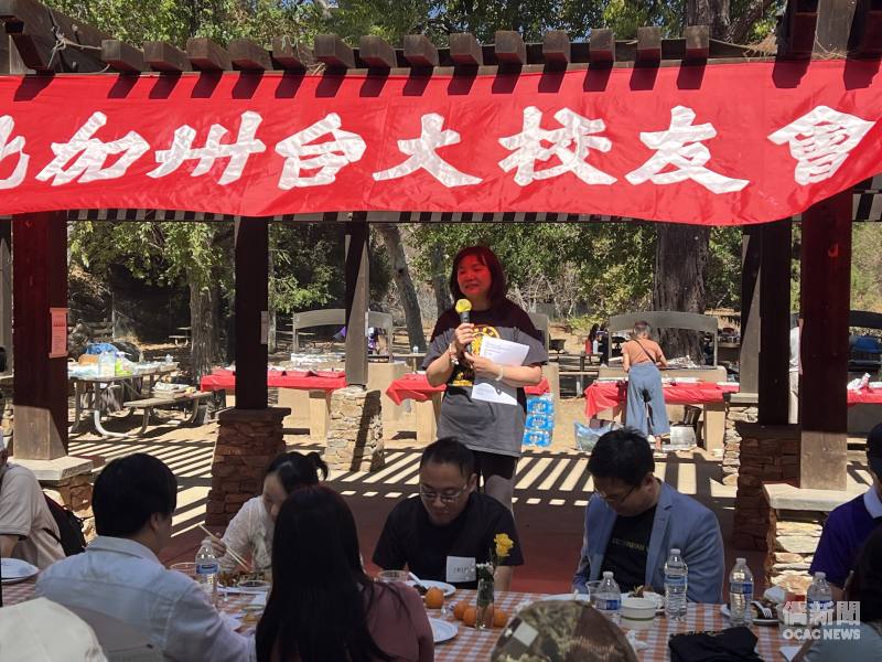 校友會會長何秀婷致歡迎詞。