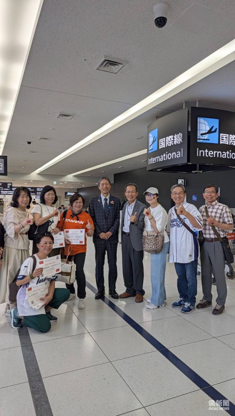 僑胞與名古屋市中田英雄副市長(右五)合影