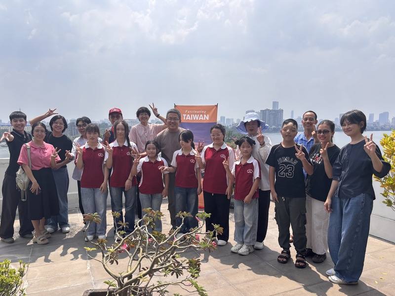 結合中秋節和兒童節的雙重意義，駐越南代表劉世忠20日在官邸舉辦年度中秋感恩餐會，邀請在越南的台灣NGO、太平商會及當地青年共享台式烤肉趴。