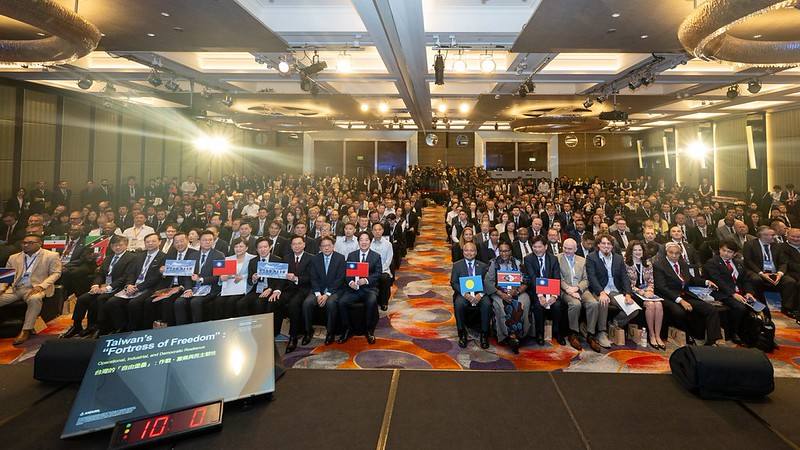 總統與出席「2026總統府全社會防衛韌性國際論壇」人員合影