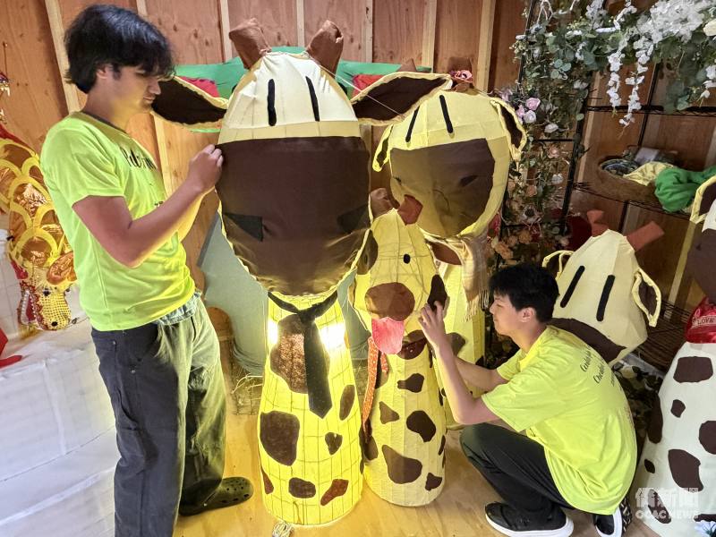 北極星青少年義工發揮巧思，親手製作花燈，為「中秋燈籠會」暖心準備。