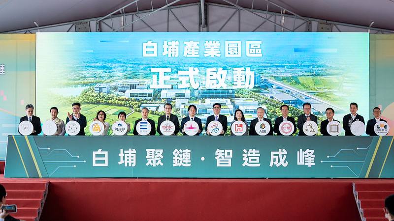 總統與現場貴賓一同進行啟動儀式