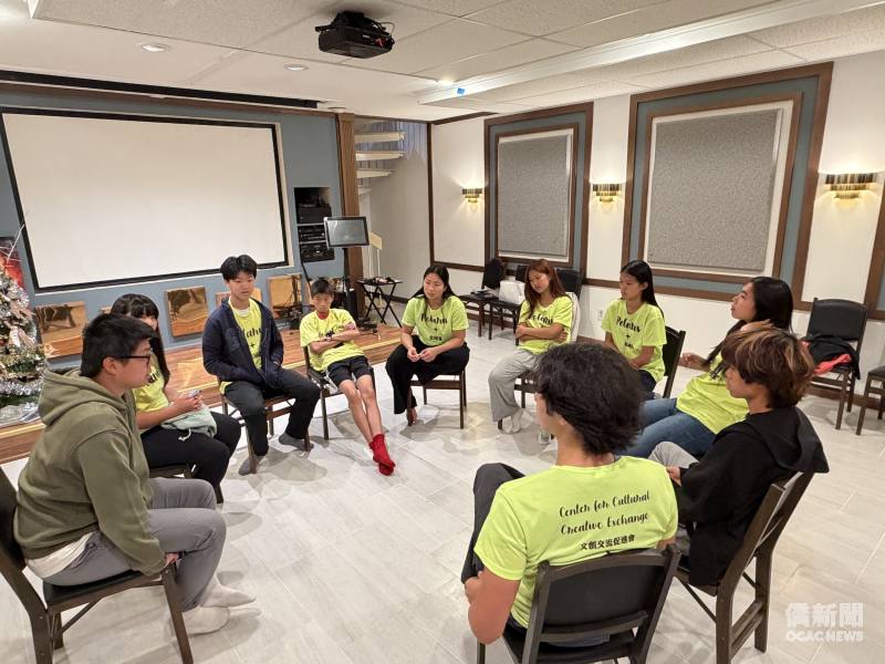 北極星青少年義工召開工作會議，集思廣益規畫10月3日「中秋燈籠會」活動及趣味遊戲。