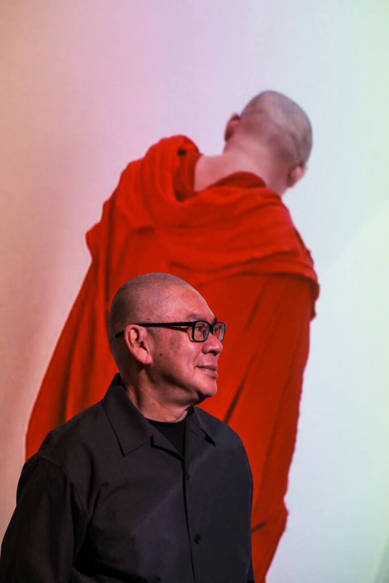 導演蔡明亮（前）帶著「行者」系列第11部作品「微塵」，近日回到拍攝地西班牙聖賽巴斯提安影展競賽單元放映，想將此片獻給背景各異，如灰塵般四處漂泊旅行的眾生。（汯呄霖電影提供）