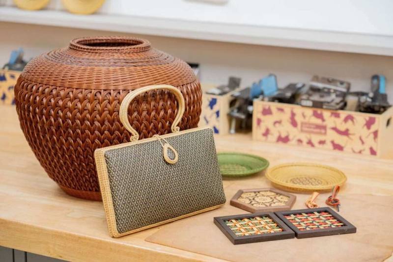 高雄「笙竹工坊」有各式竹編作品，從傳統籃器到包款及生活器物，可見竹編技藝的不同風貌。（高雄市青年局提供）