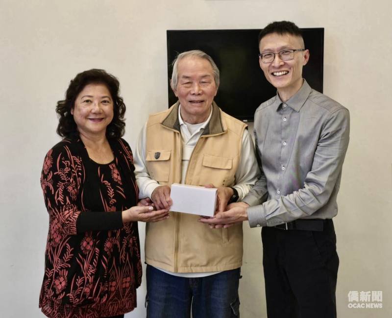 在名譽會長鄧幸光（中）監交下，卸任會長林美君（左）把印信交給新任會長陳家靖（右）