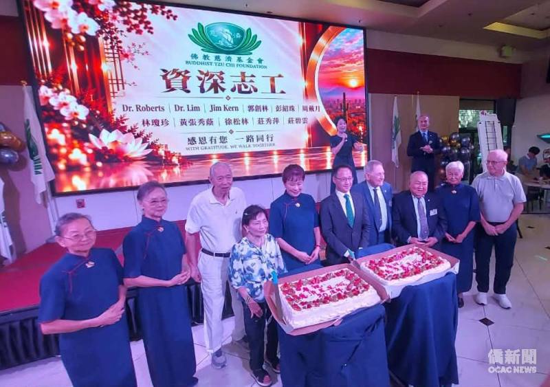 黃玉蓮與焦國恩在慈濟鳳凰城聯絡處30週年慶與資深志工同切蛋糕。