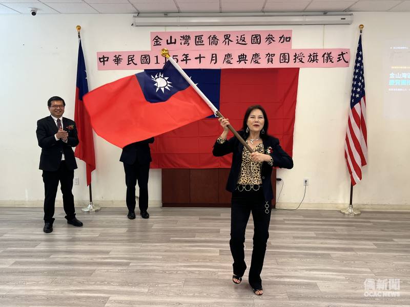 美國加州排舞協會慶賀團授旗代表:李節操副會長