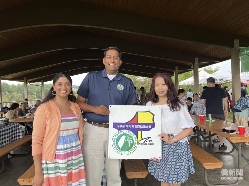 賓州的州衆議員Dr. Arvind Venket （中）、夫人Dr. Veena Venket（左）和同鄉會共同會長許雅斐(右）合照