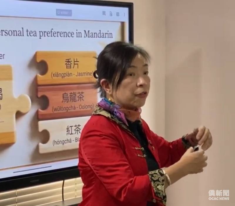 啟源教育中心副校長曾昭如，親自負責活動中的華語教學體驗。