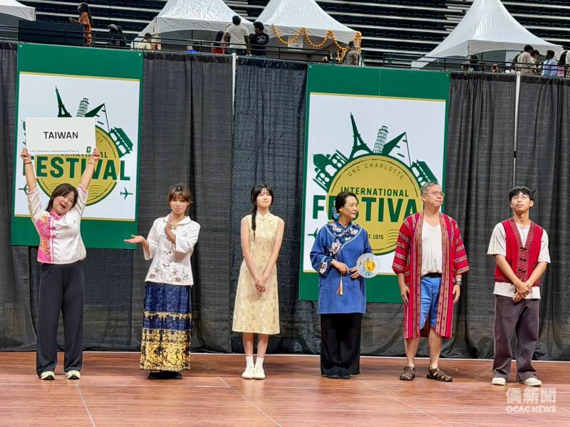 夏樂市同鄉會與FASCA成員參加傳統服飾遊行中高舉臺灣牌子 讓臺灣更被看見