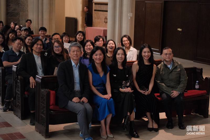 《英式優雅》文化沙龍於倫敦 St. James’s Church 舉行，講者黃瑋苑（前排左二）與駐英國代表處教育組組長畢祖安（前排左一）、僑務組組長葉帝余（前排右一）及現場與會者合影。