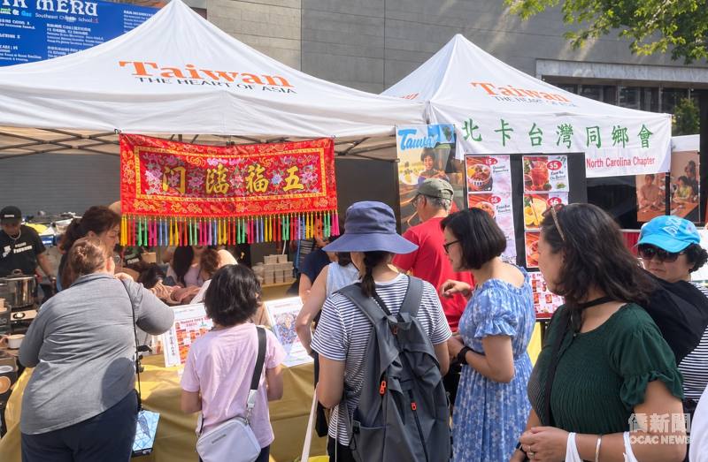 美食攤位前民眾踴躍排隊點餐