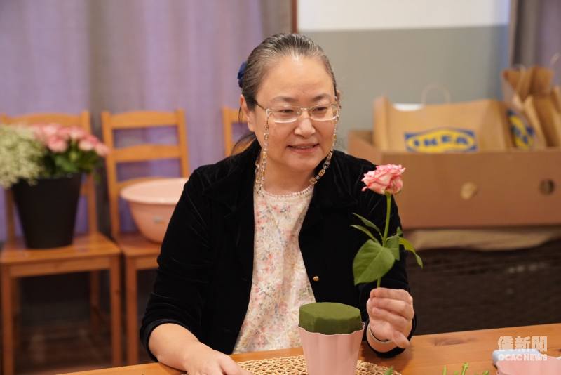 花藝指導周如意老師以玫瑰示範插作技巧，帶領學員掌握花材高度與位置，逐步完成畢德邁爾（Biedermeier）古典半圓形花藝作品。