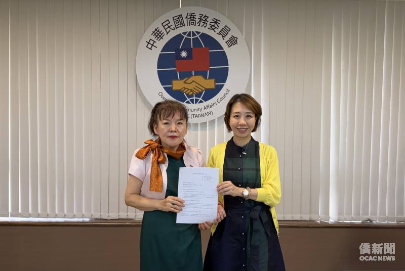 林裕玲將共同聲明書交給李姸慧