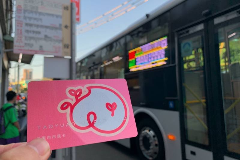 桃園市政府智慧城鄉發展委員會表示，桃園市民卡APP以「市民智慧生活神隊友」為定位，結合市政服務與市民日常生活需求，即起推出新功能「市民專屬乘車碼」，提升數位公共運輸使用便利性。