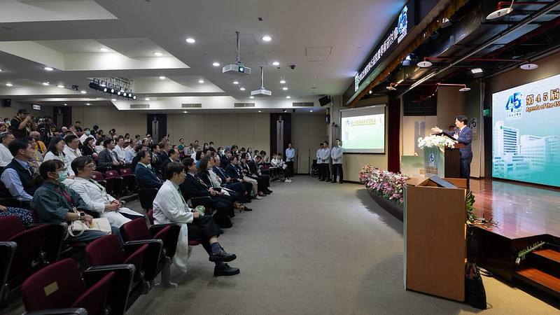 總統肯定亞東醫院45年來守護國人健康　強調持續推動「健康台灣」　讓國人活得長壽、活得健康