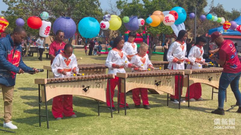 Pretoria Chinese School students perform on marimbas in costumes featuring Chinese cultural elements, bringing lively African rhythms and a multicultural spirit to the Mid-Autumn Festival celebration.