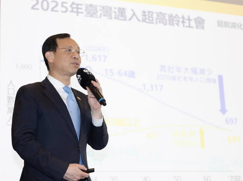 衛福部長石崇良（圖）21日在臺北出席2026恆健康趨勢論壇，活動開場以「國家健康政策與生技醫療發展」為題引言，並說明2025年臺灣正邁入超高齡社會。