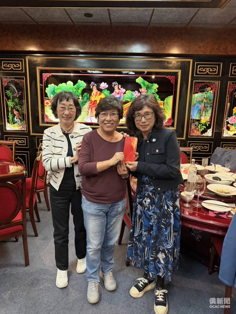 谷瑞生夫人江菀君(右)頒贈教師獎勵金予劉桂蓮(中)。