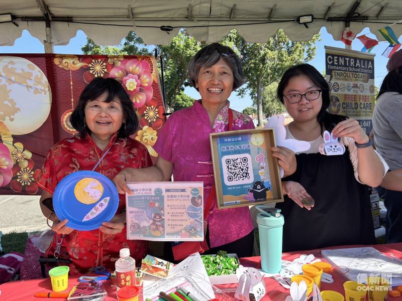 第5屆「布埃納公園文化節」臺灣文化攤位前大合照。左起: 橙縣文化種子老師顏綠美、顏綠新與臺灣華語文學習中心-愛恩中文學校老師朱哲妤合照