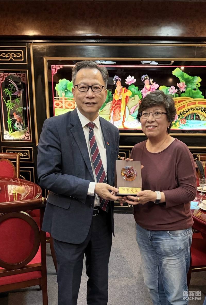 駐德國代表處大使谷瑞生(左)代表僑務委員會委員長徐佳青頒贈服務40週年獎座予柏林中文學校校長劉桂蓮(右)。