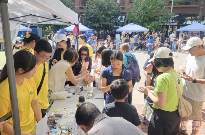 臺灣黑熊造型捏麵人手作，攤位前始終人潮不斷